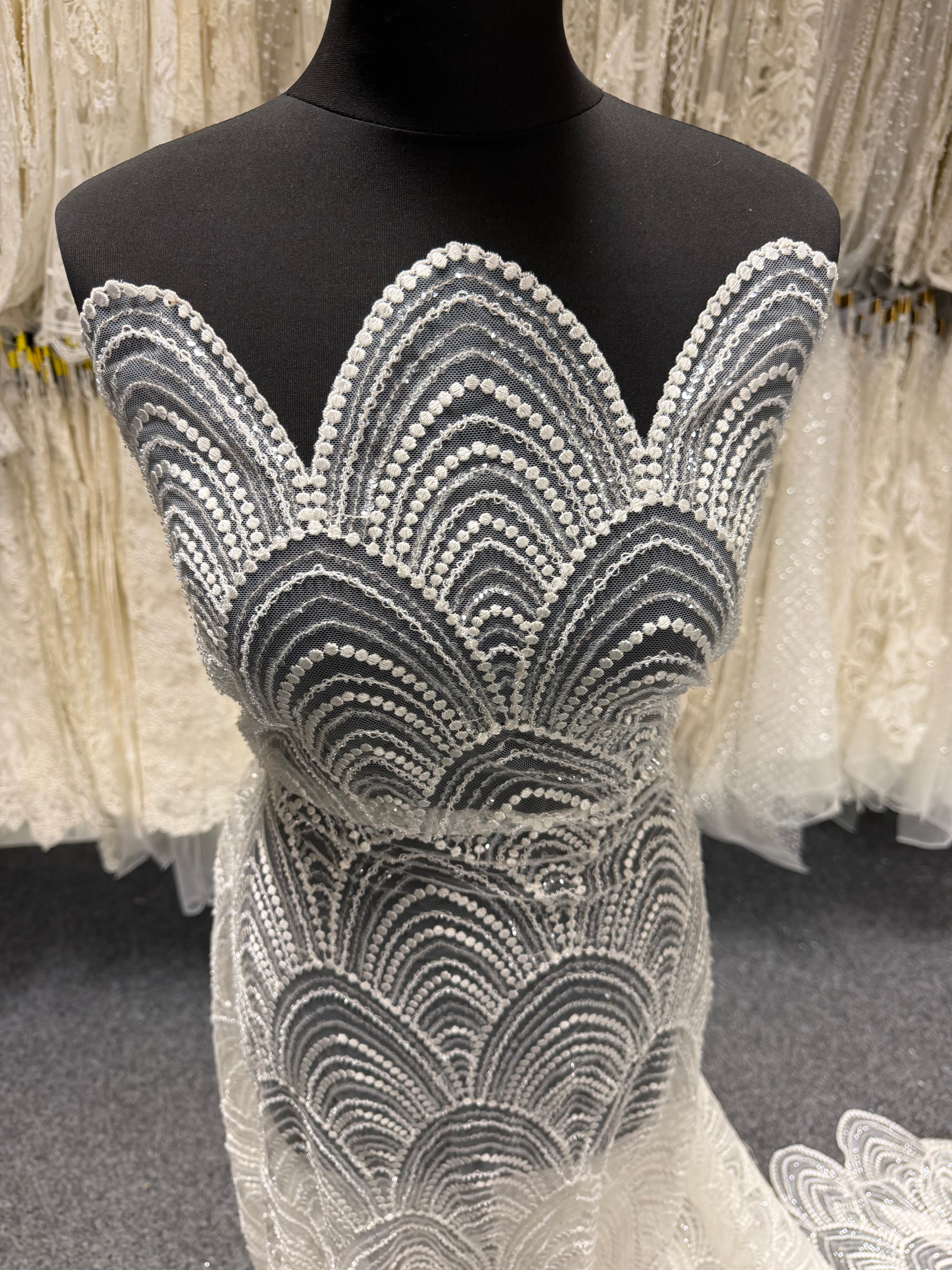 Tulle brodé de perles ivoire - EB1034
