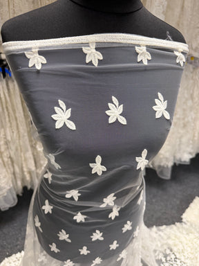 Dentelle florale brodée ivoire – Entrée