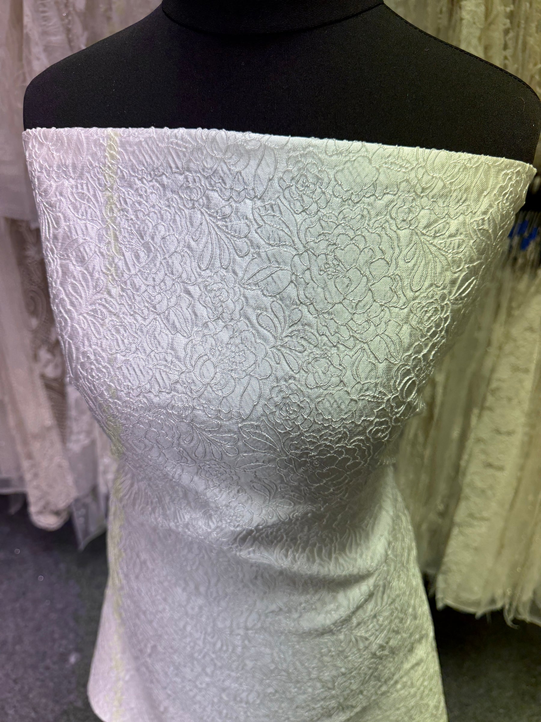 Jacquard italien relief ivoire pâle - P664