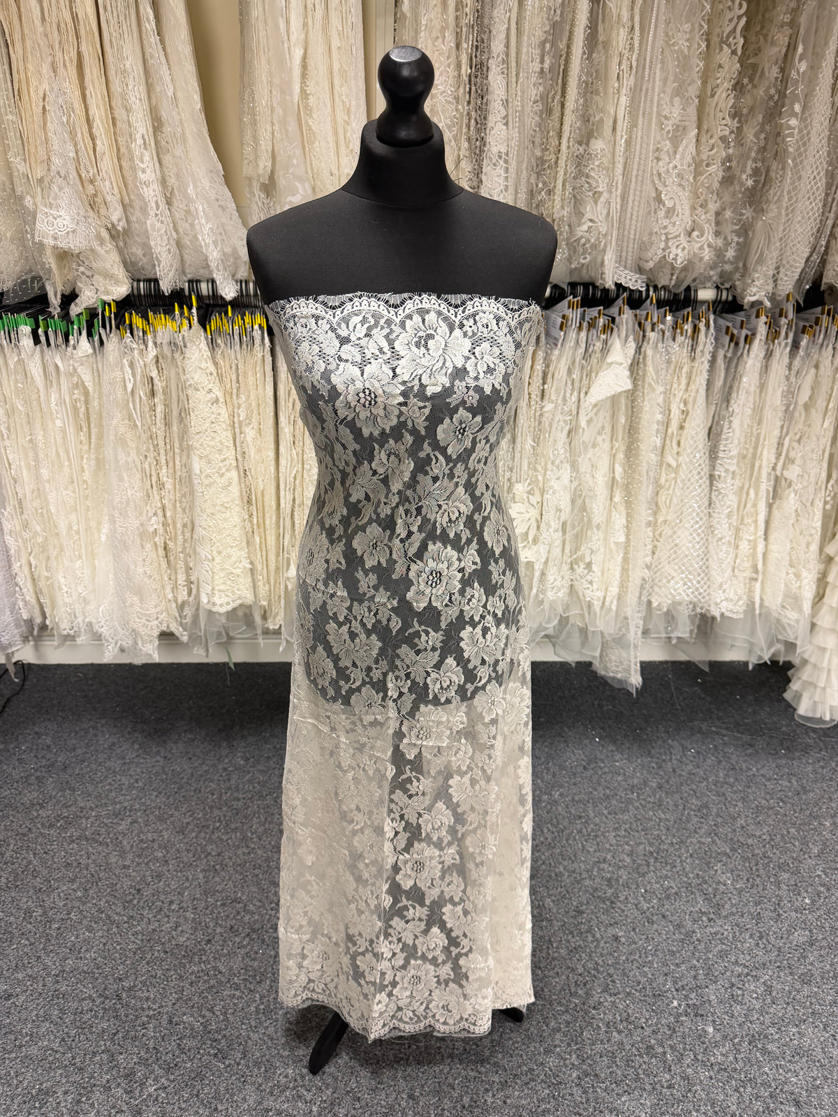 Dentelle Chantilly ivoire - LA2010