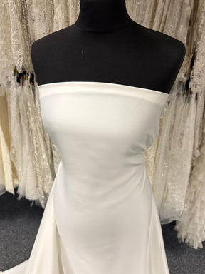 Crêpe satinée ivoire en polyester - P60