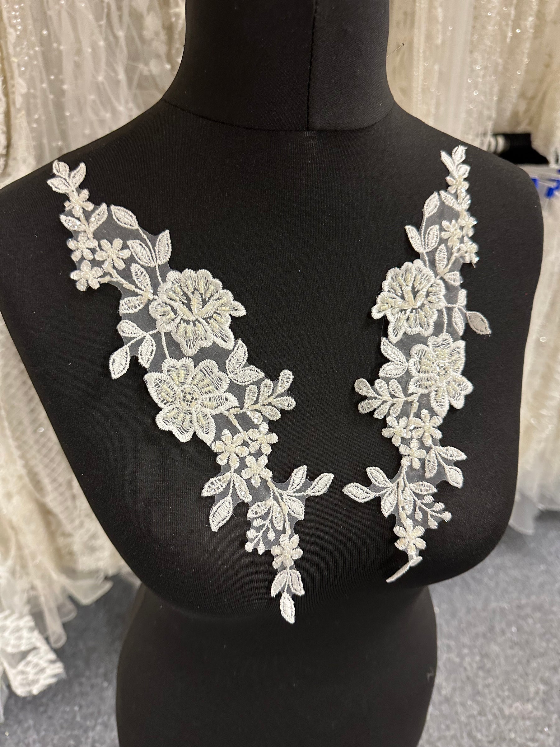 Appliques en dentelle perlée ivoire - T69