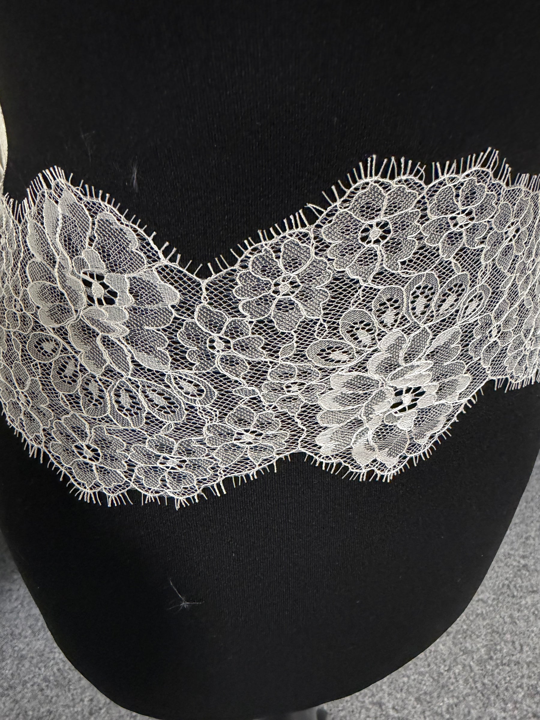 Garniture en dentelle Raschel ivoire - T645