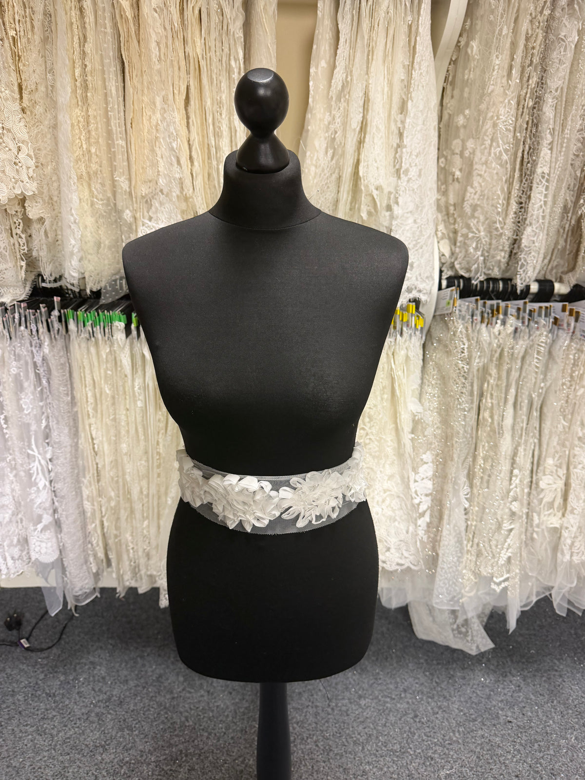 Bordure en dentelle ivoire 3D - T355