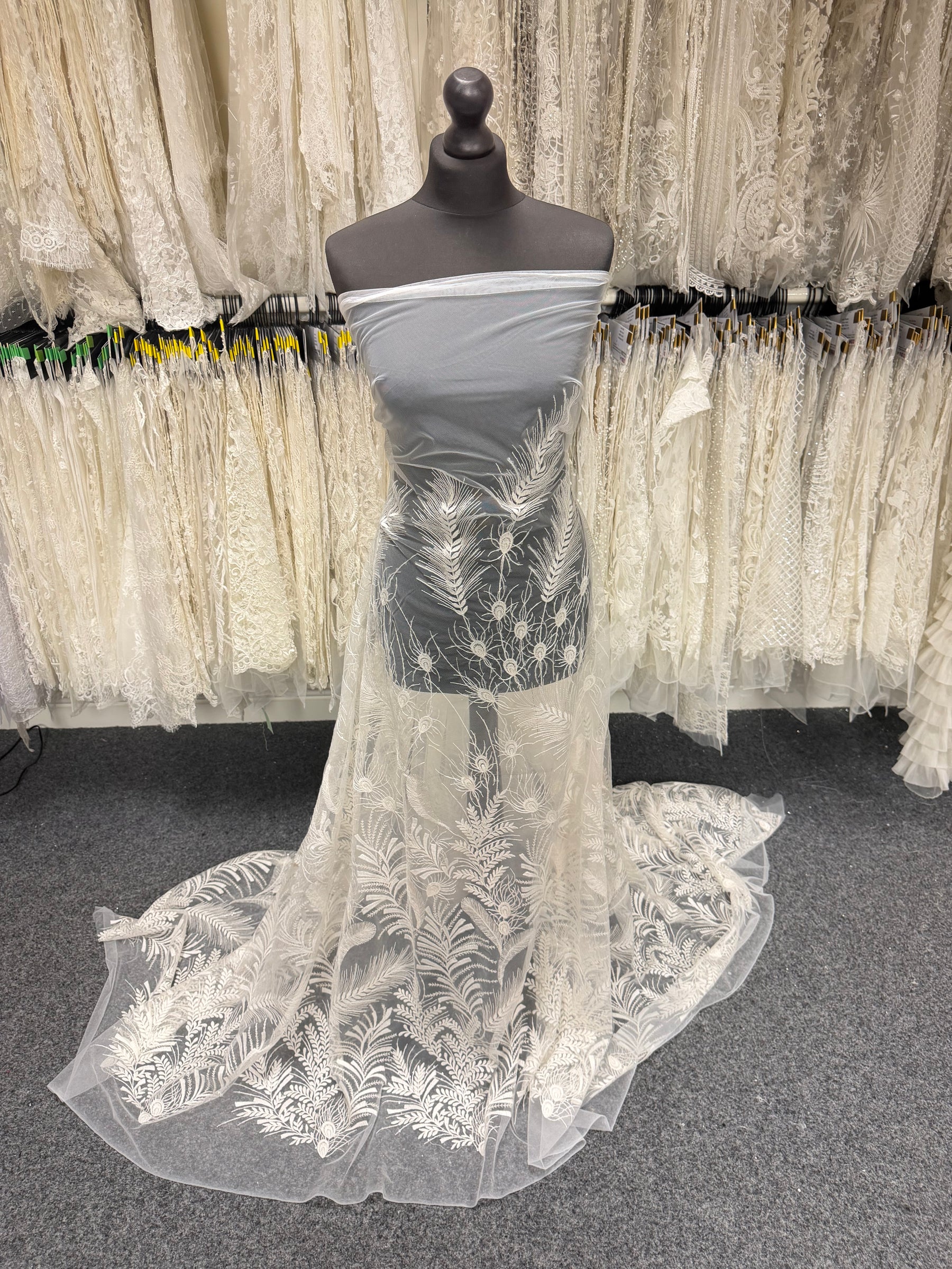 Dentelle brodée de sequins ivoire - EB3025