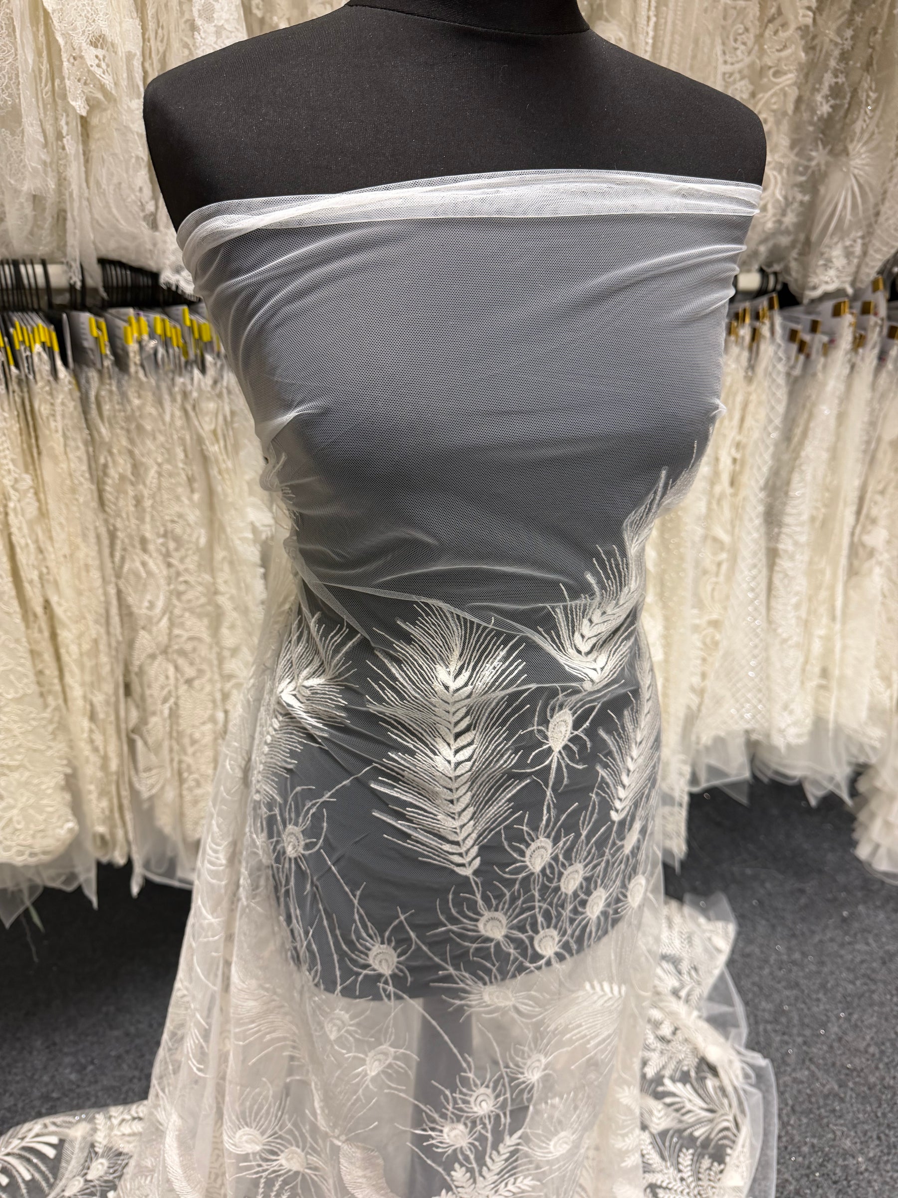 Dentelle brodée de sequins ivoire - EB3025