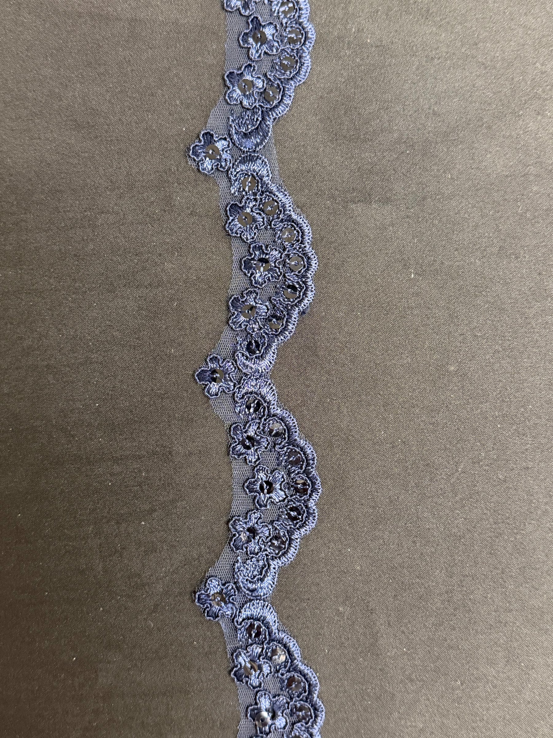 Bordure à paillettes torsadée bleu marine - T713