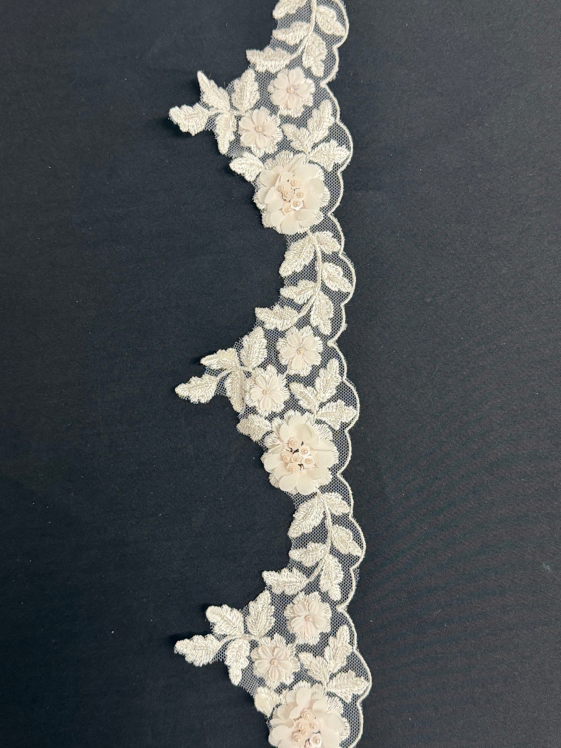 Garniture en dentelle perlée 3D Ivoire/Rose - T714