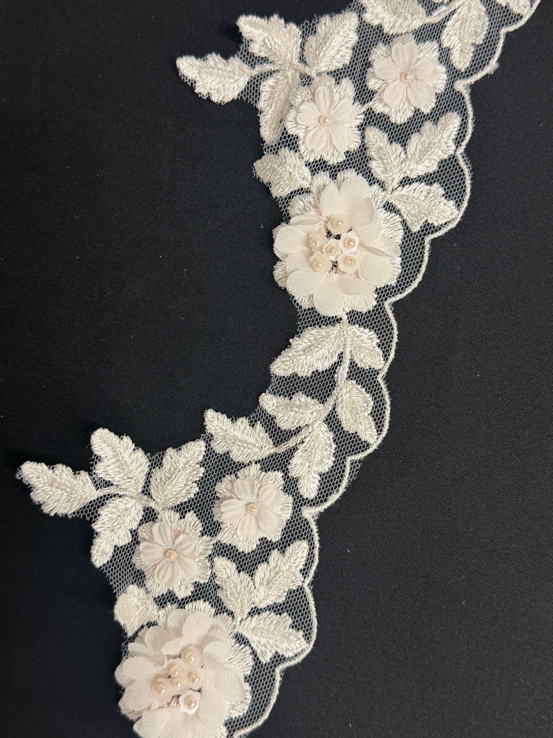 Garniture en dentelle perlée 3D Ivoire/Rose - T714