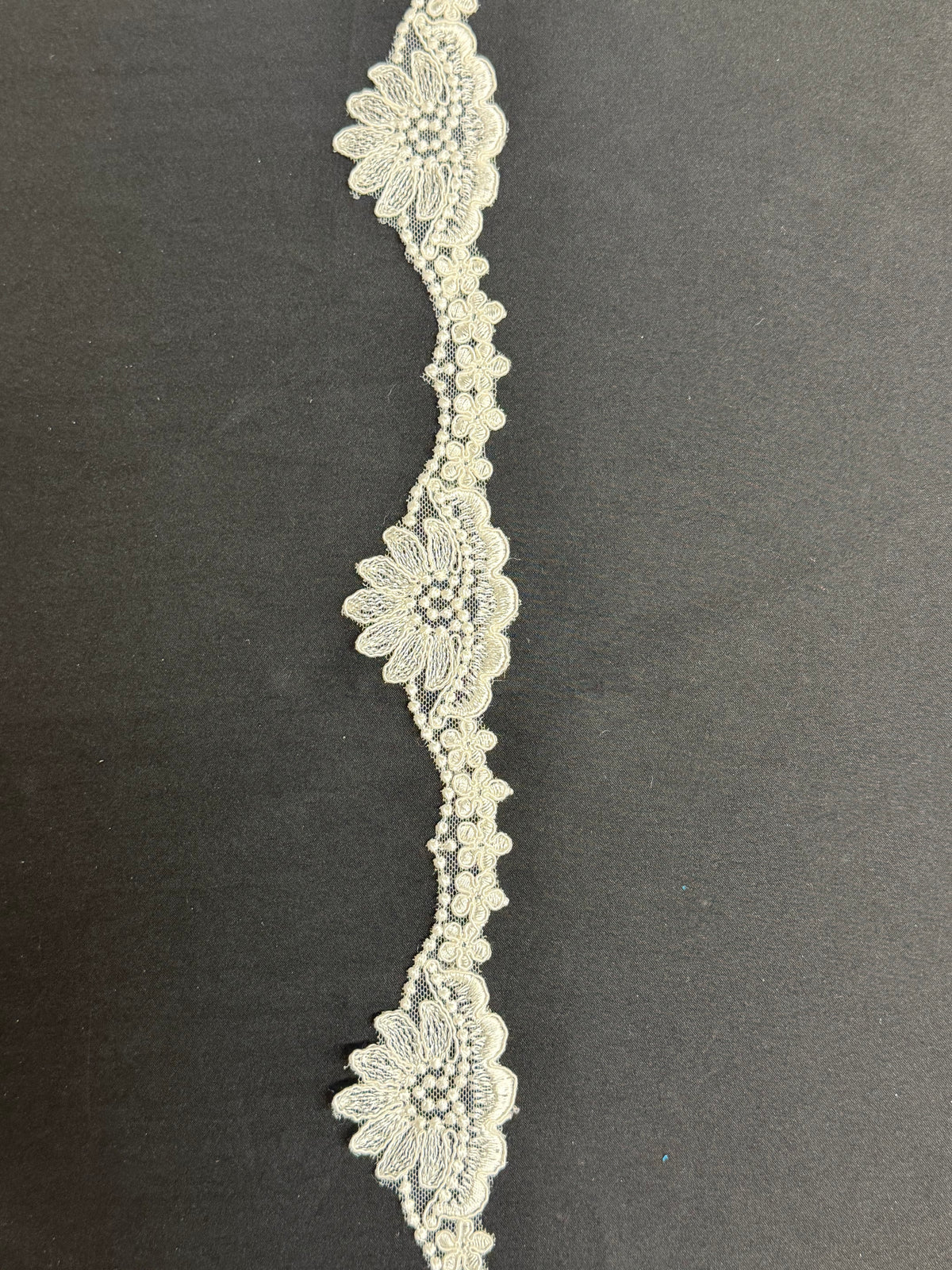 Bordure en dentelle ivoire - T747