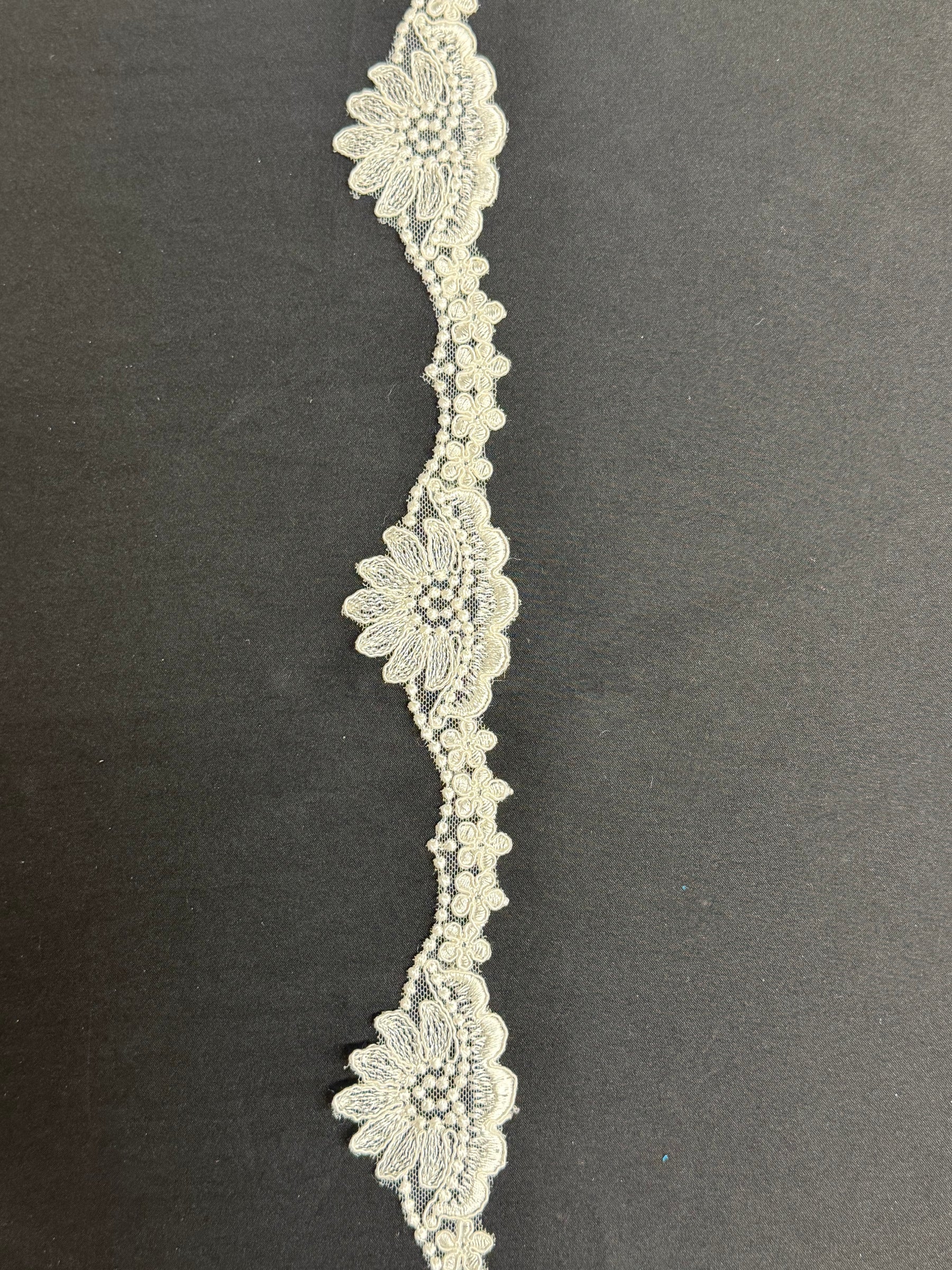 Bordure en dentelle ivoire - T747