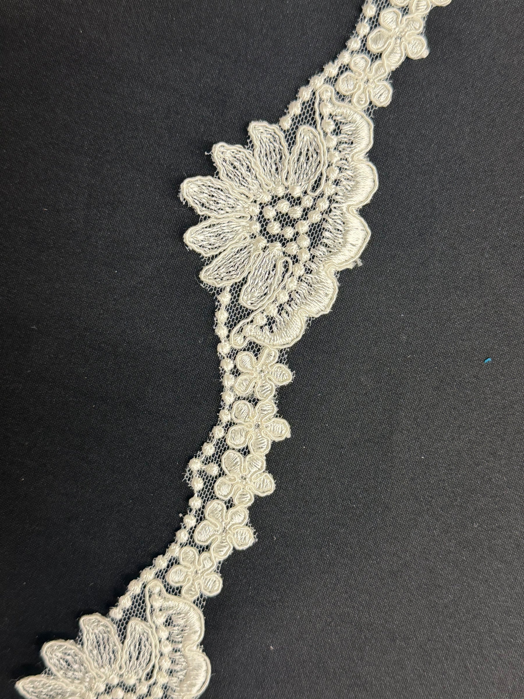 Bordure en dentelle ivoire - T747