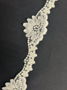 Bordure en dentelle ivoire - T747