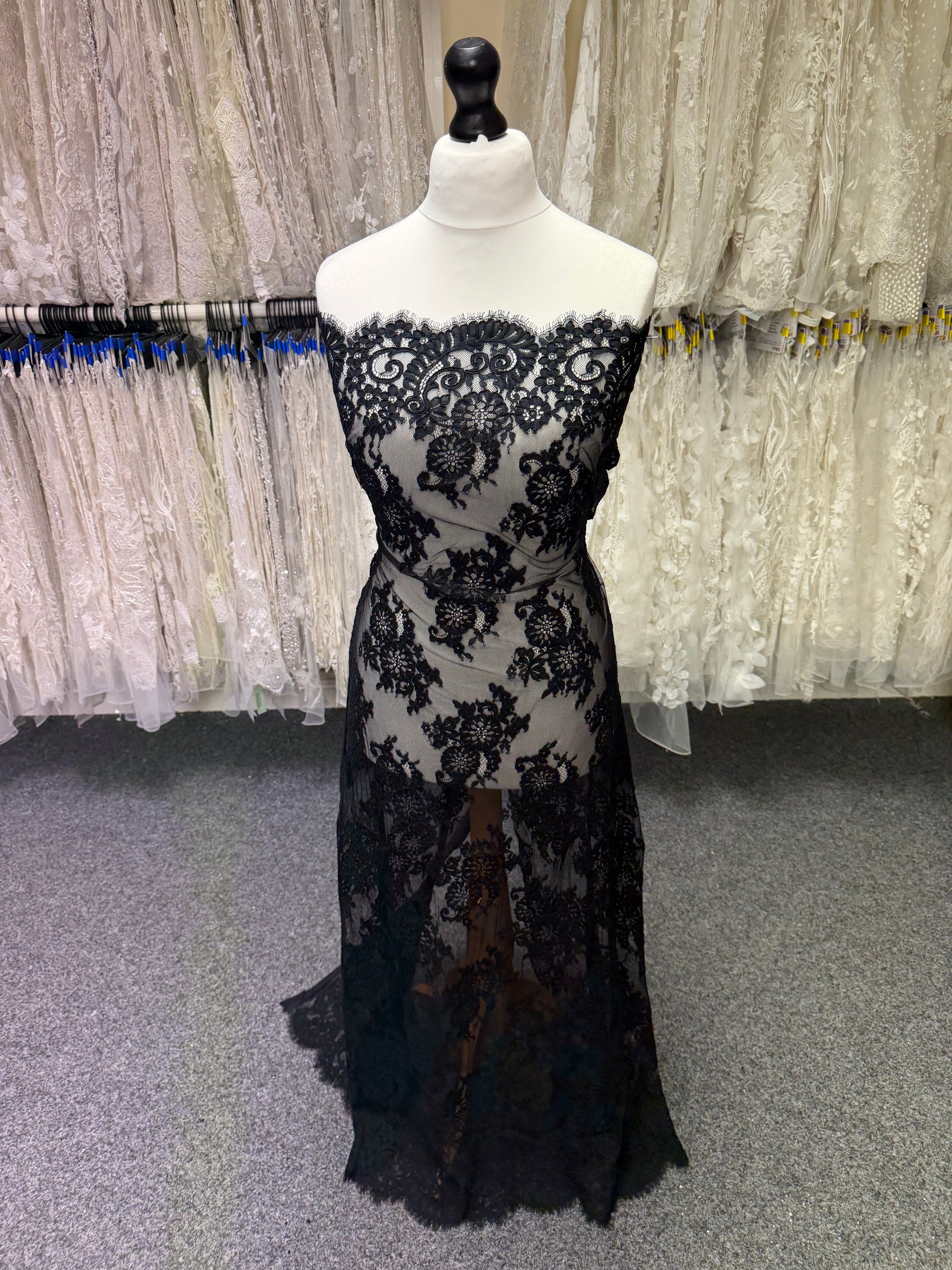 Dentelle cordée noire - P655