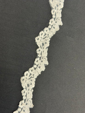 Garniture en dentelle brodée blanche - T744