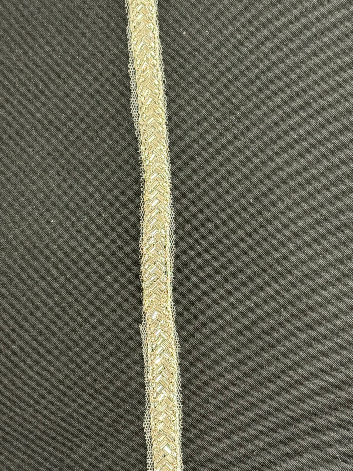 Bordure perlée argentée - T717