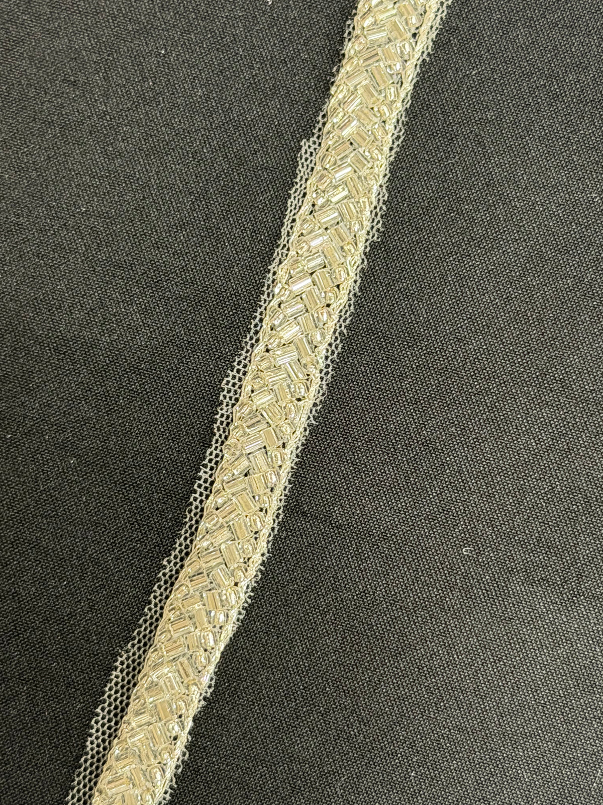 Bordure perlée argentée - T717