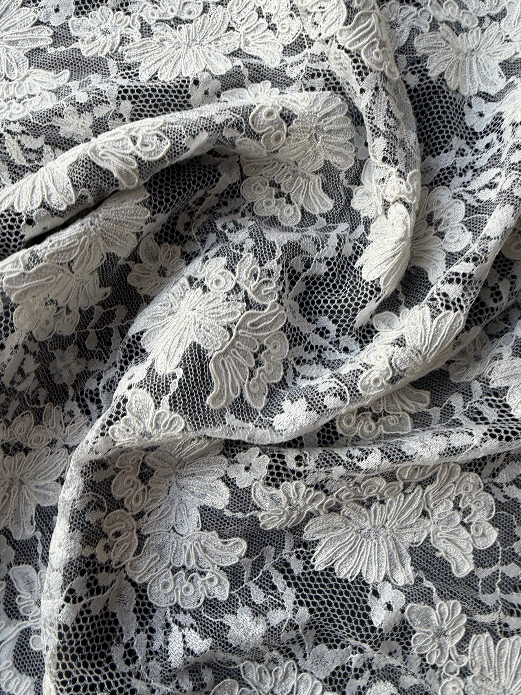 Dentelle de mariage ivoire pâle à cordon - P379