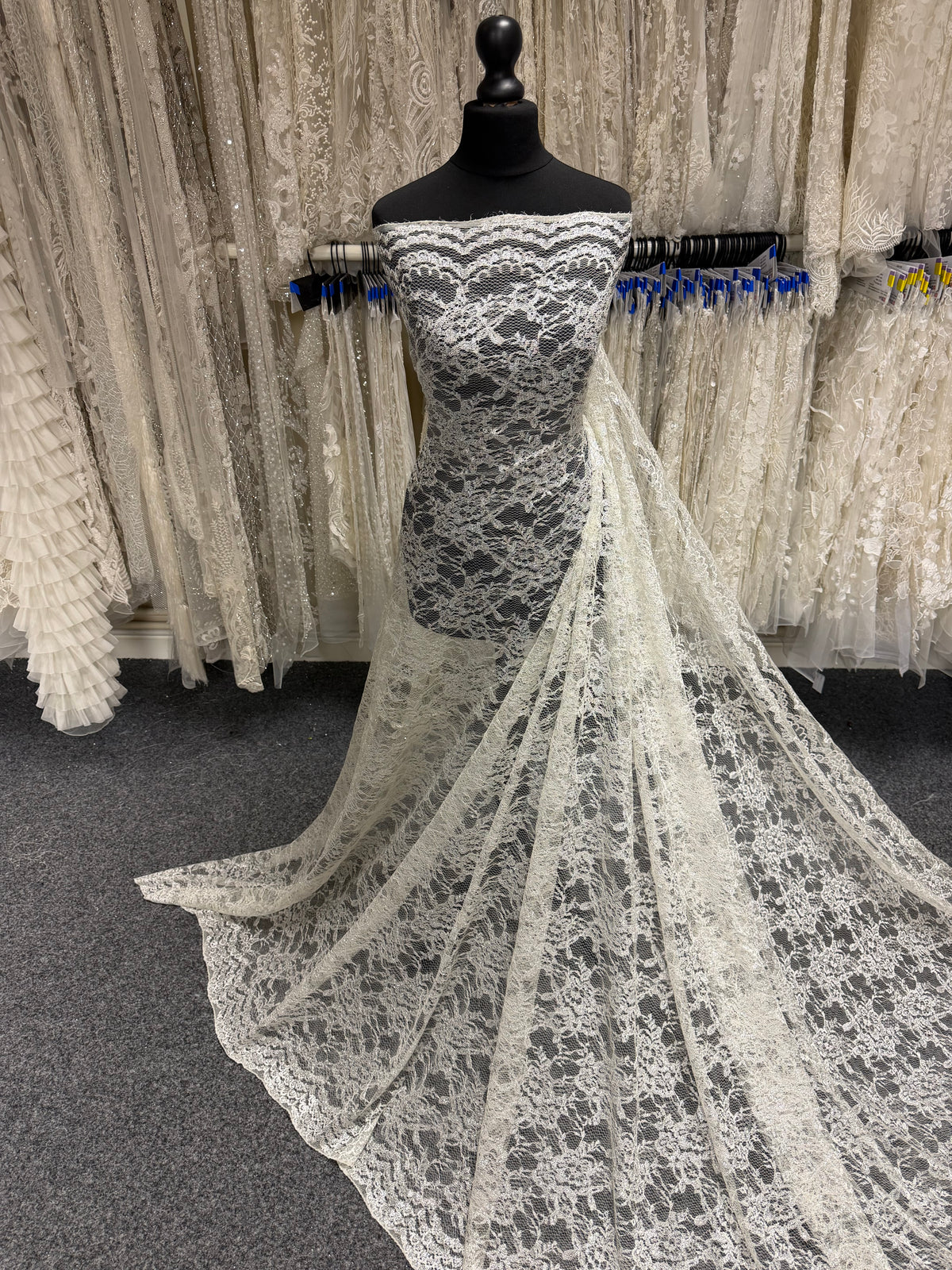 Ivoire avec de la dentelle de Chantilly argentée - P208