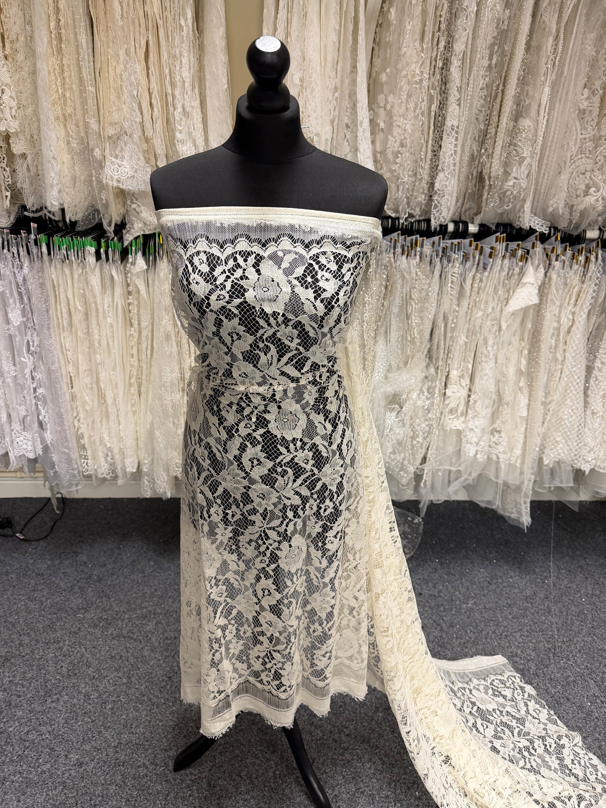 Laine et soie ivoire, dentelle de Chantilly - P269