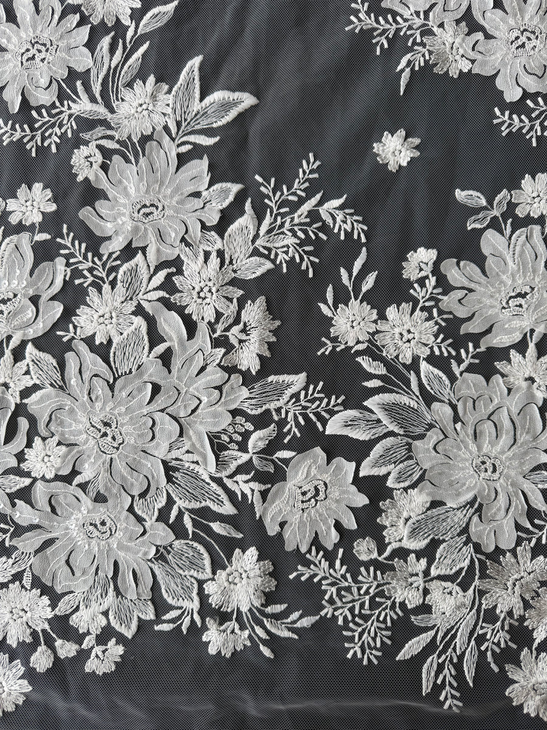 Dentelle brodée de sequins ivoire - EB3041