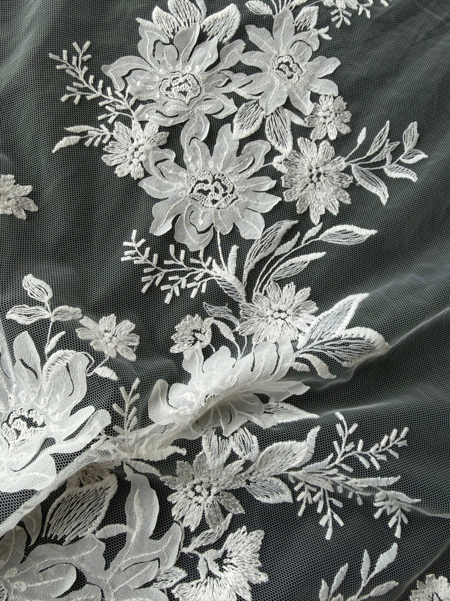 Dentelle brodée de sequins ivoire - EB3041