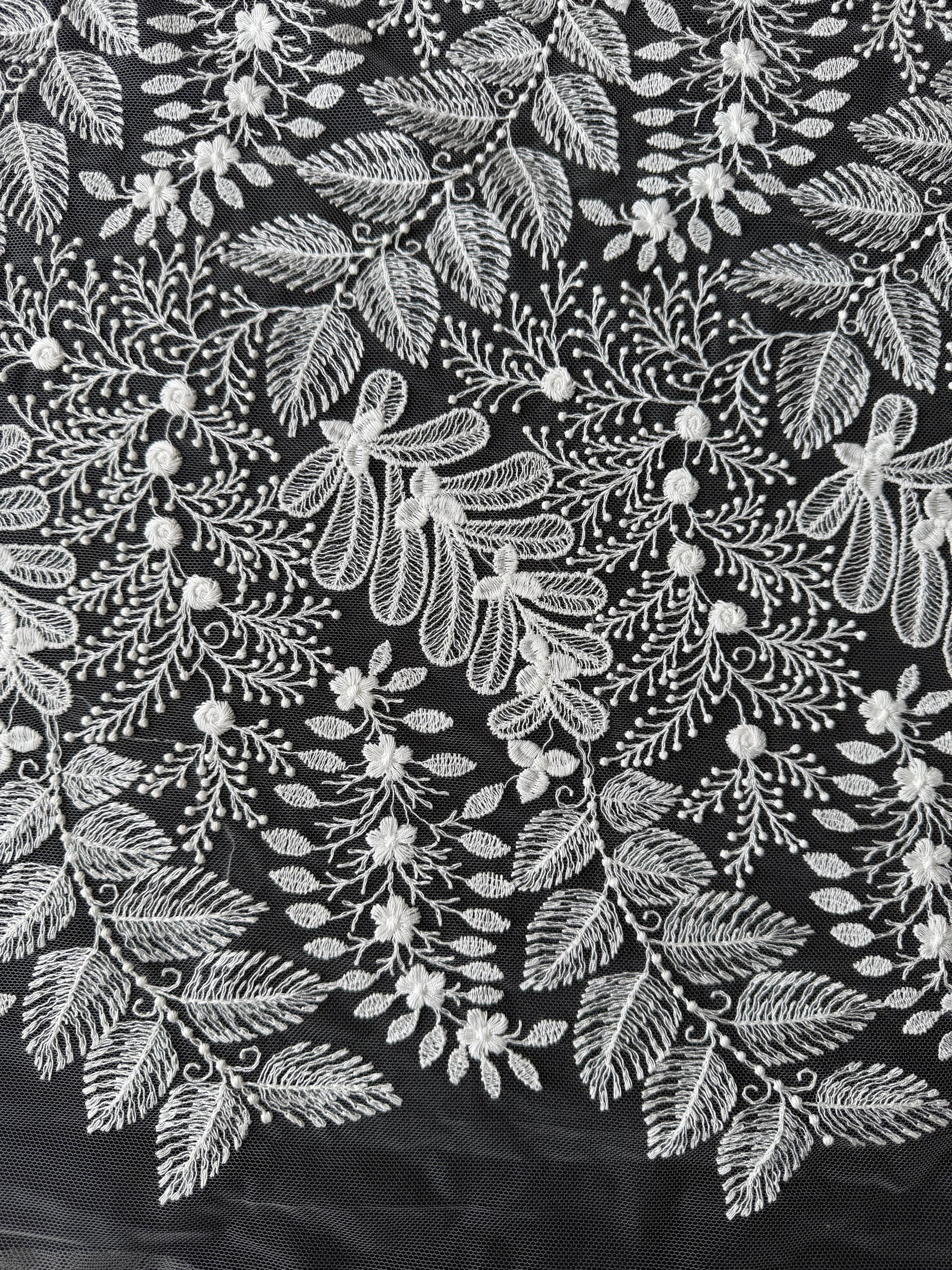 Dentelle brodée ivoire – Indispensable