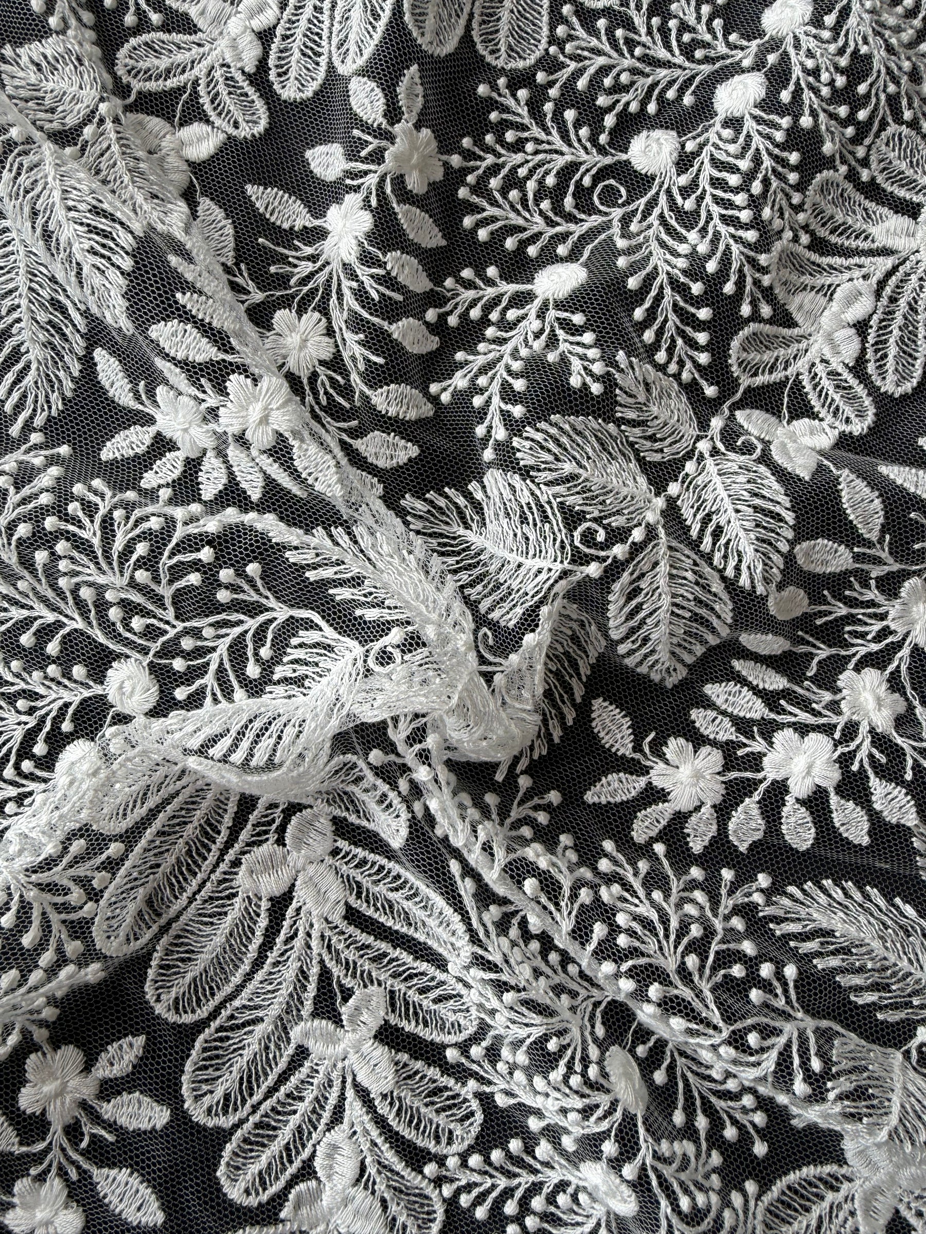 Dentelle brodée ivoire – Indispensable