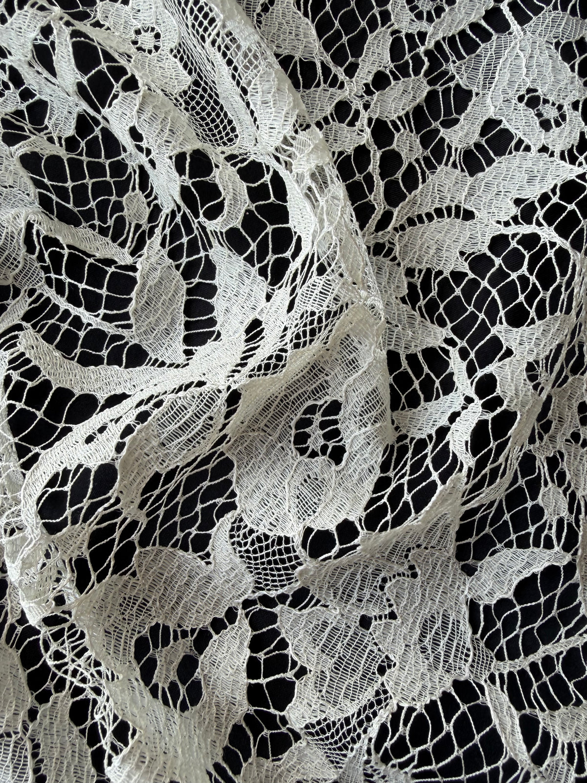 Laine et soie ivoire, dentelle de Chantilly - P269