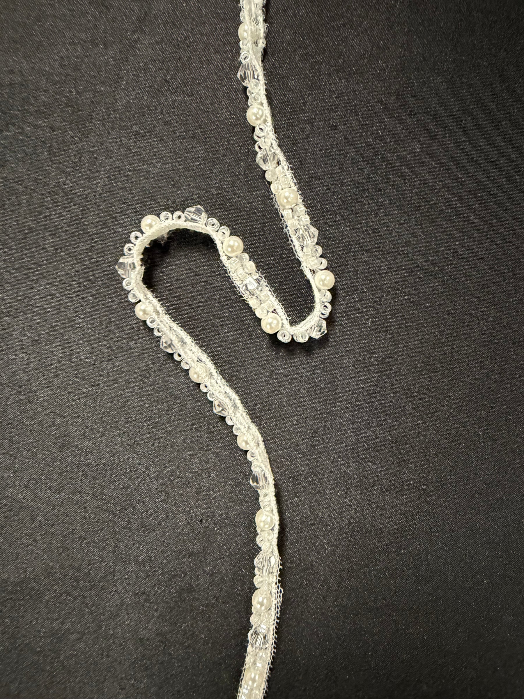 Bordure de robe perlée ivoire - T958