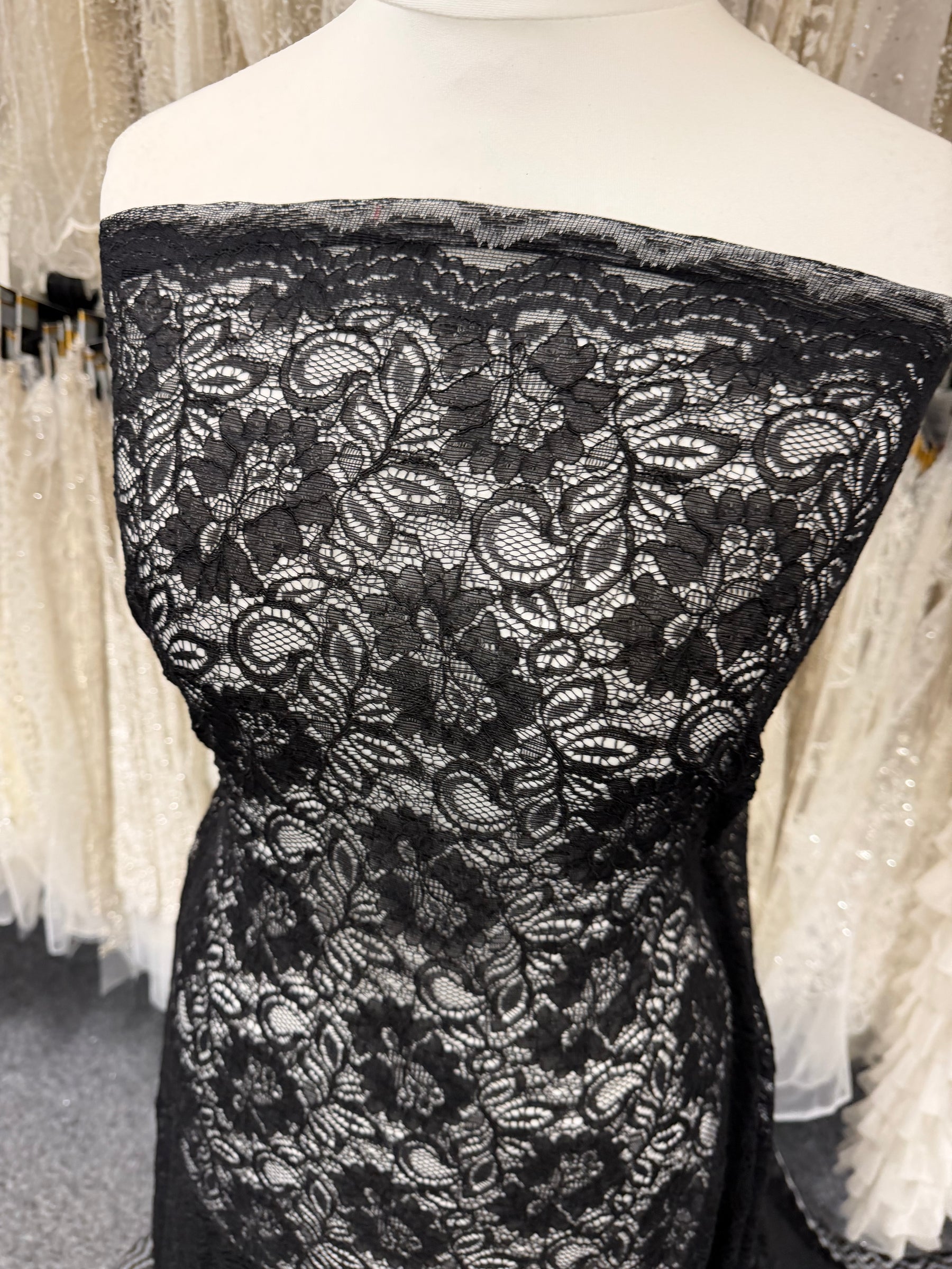 Dentelle noire cordée - Tocca