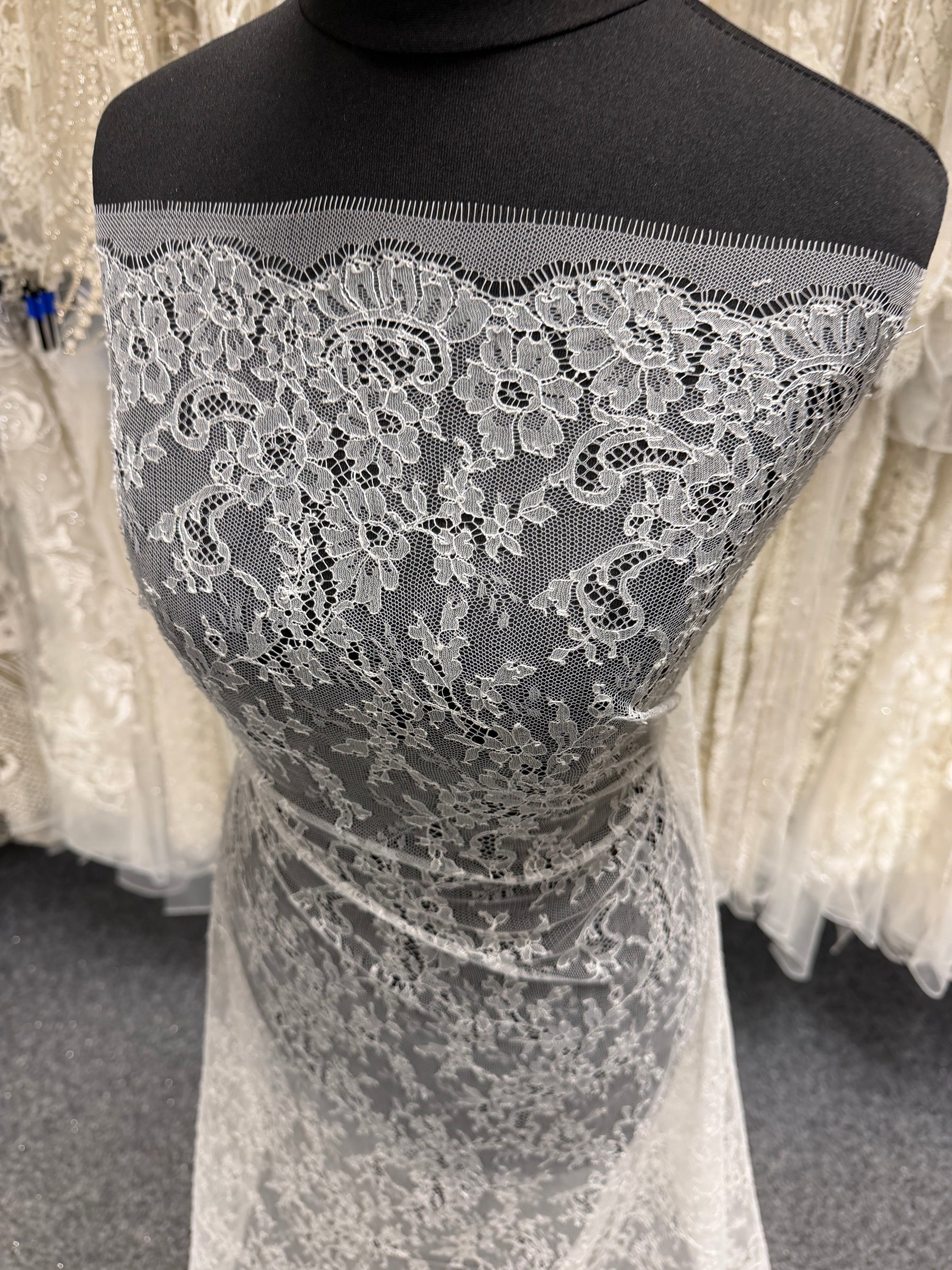 Porcelain Chantilly Lace - Diallo