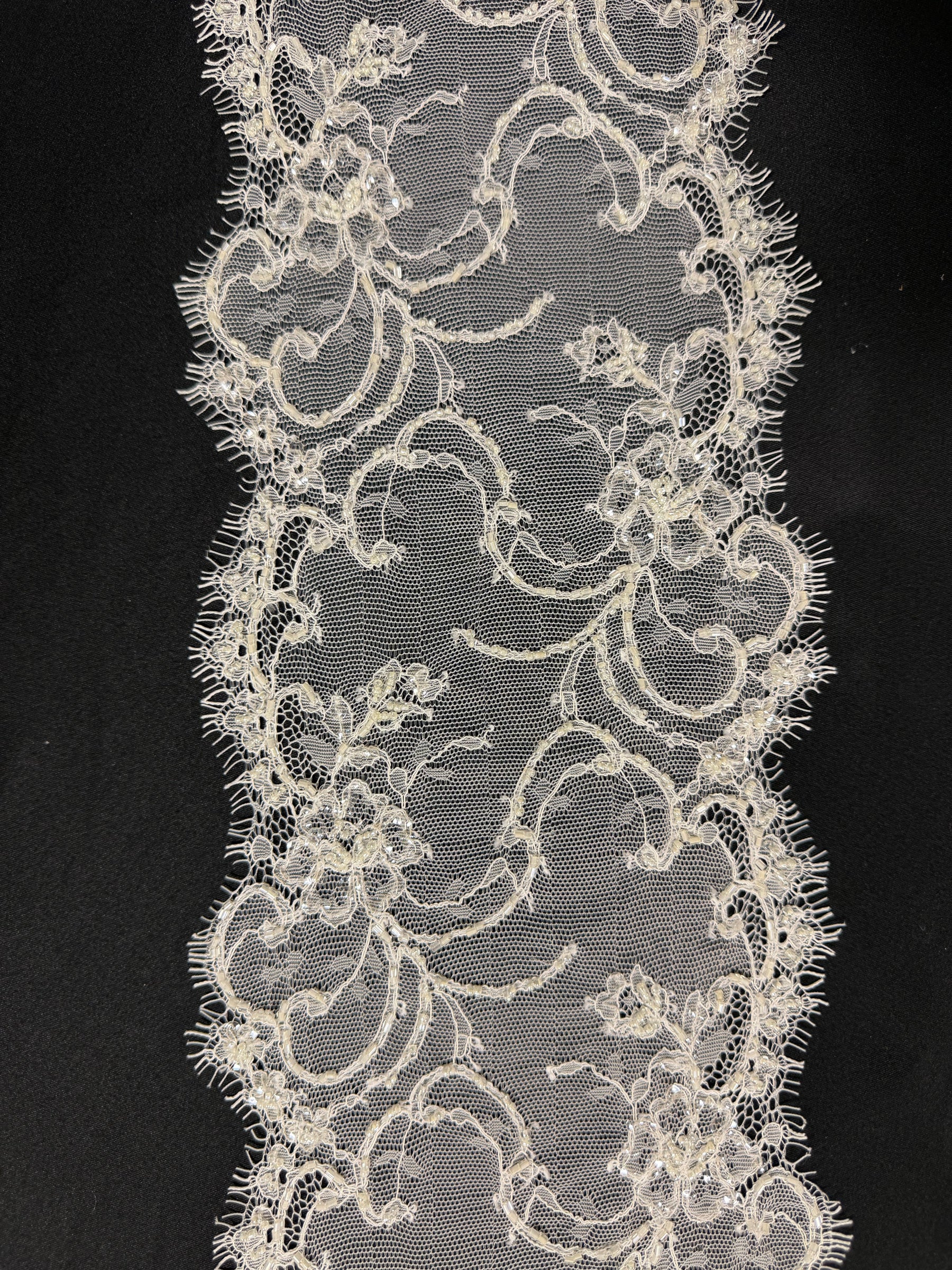 Bordure en dentelle perlée ivoire - T221