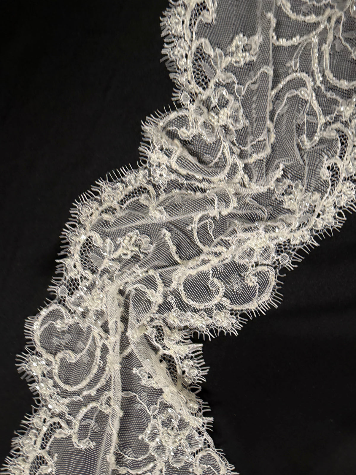 Bordure en dentelle perlée ivoire - T221