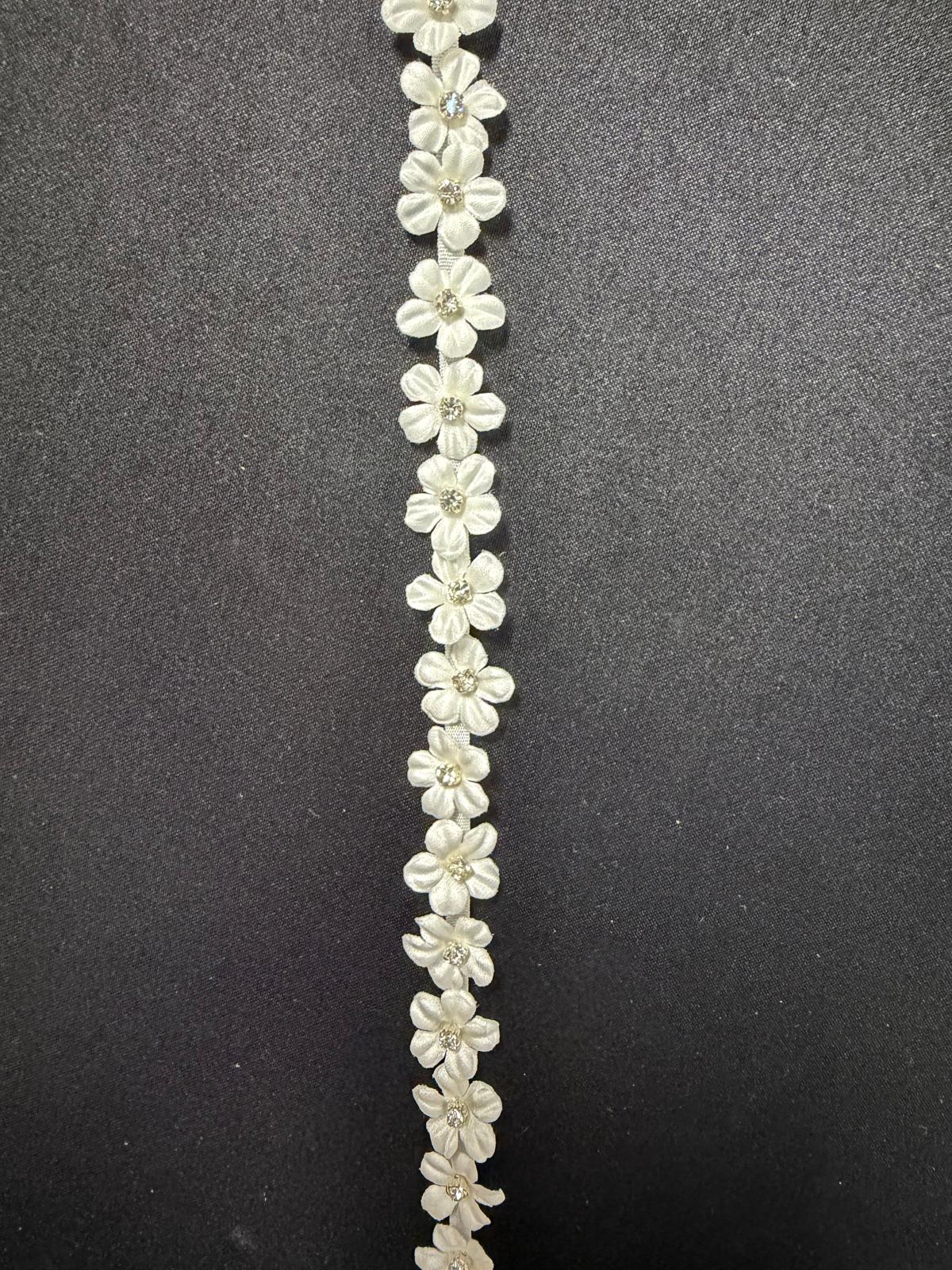 Fleur 3D en satin ivoire avec bordure en cristal - EH1019