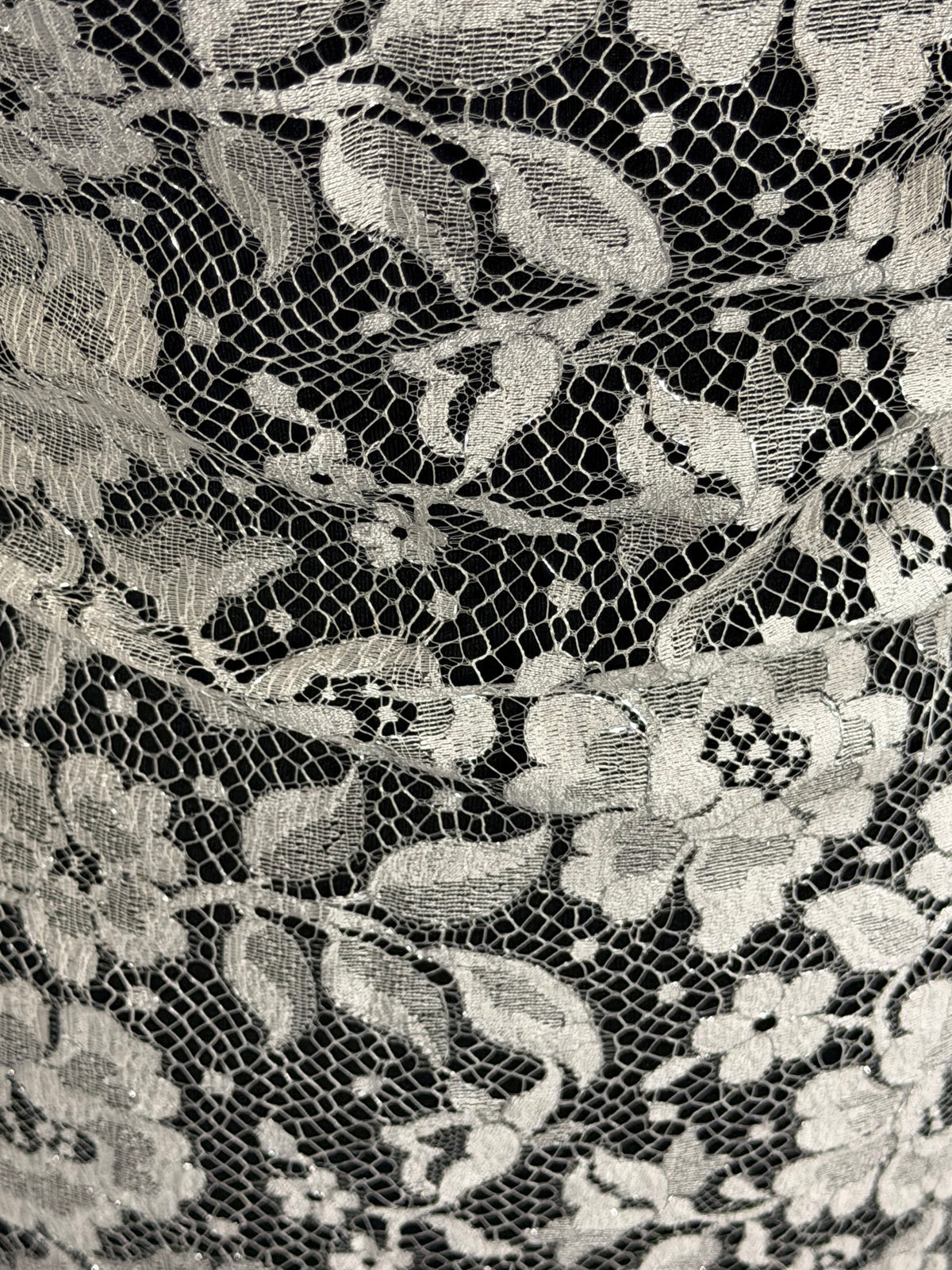 Dentelle de Chantilly ivoire et argent - P178
