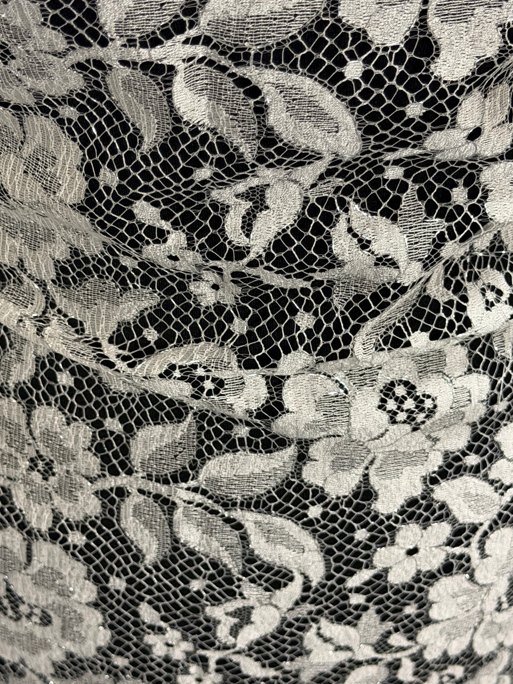 Dentelle de Chantilly ivoire et argent - P178