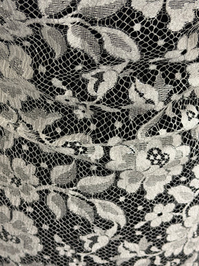 Dentelle de Chantilly ivoire et argent - P178
