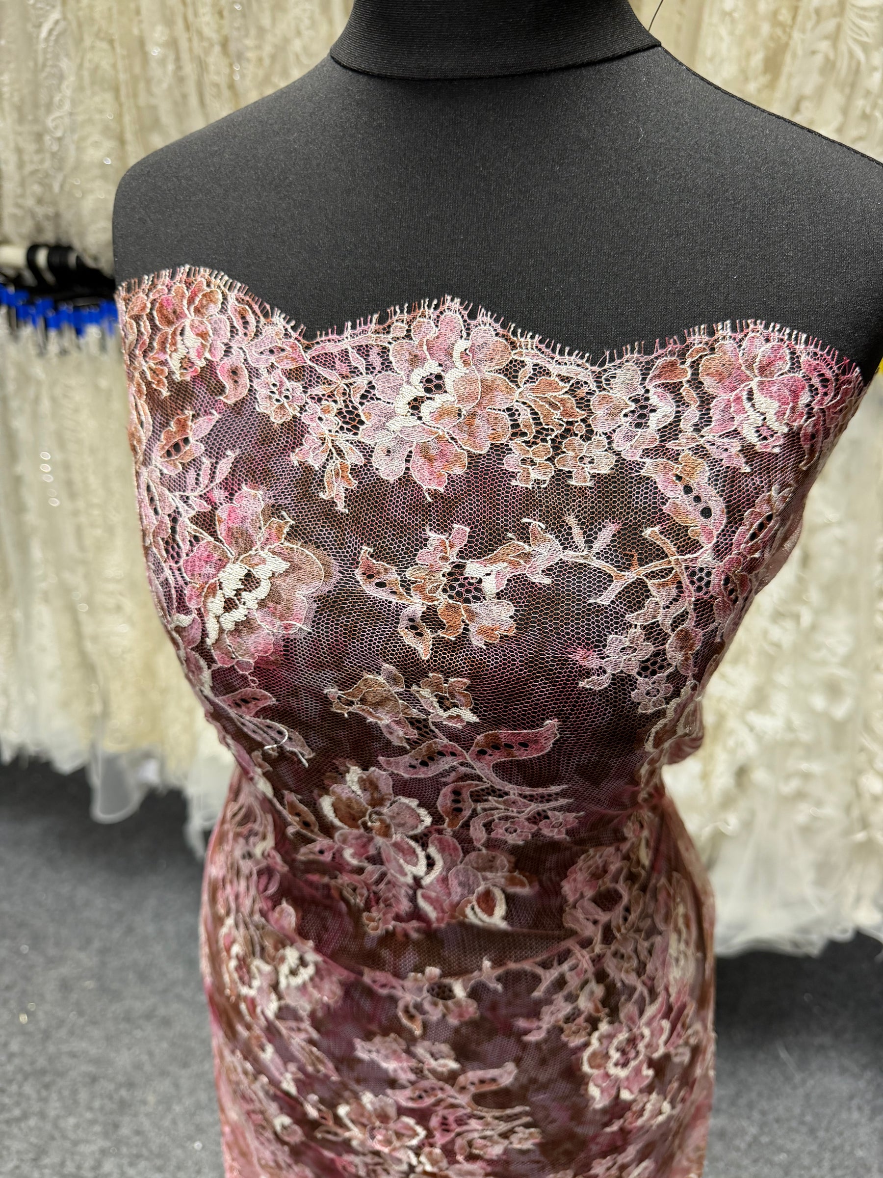 Dentelle Chantilly Imprimée Rose - P190