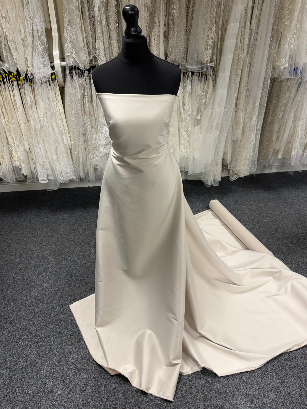 Satin duchesse en polyester lycra couleur huître - P83