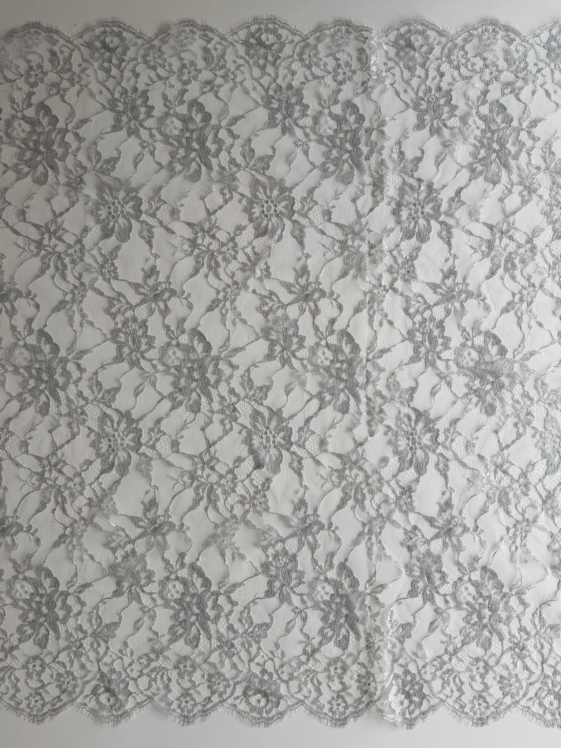 Dentelle Chantilly Argentée - P193
