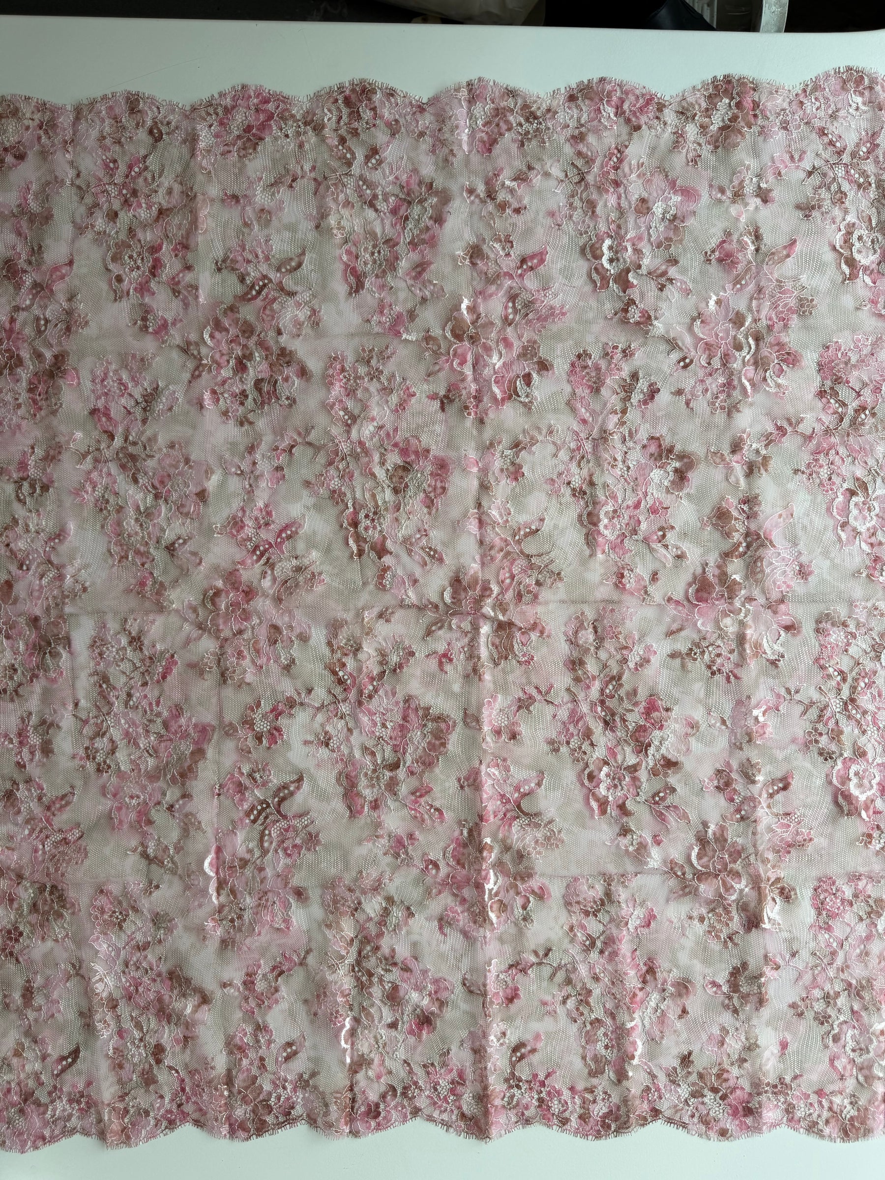 Dentelle Chantilly Imprimée Rose - P190