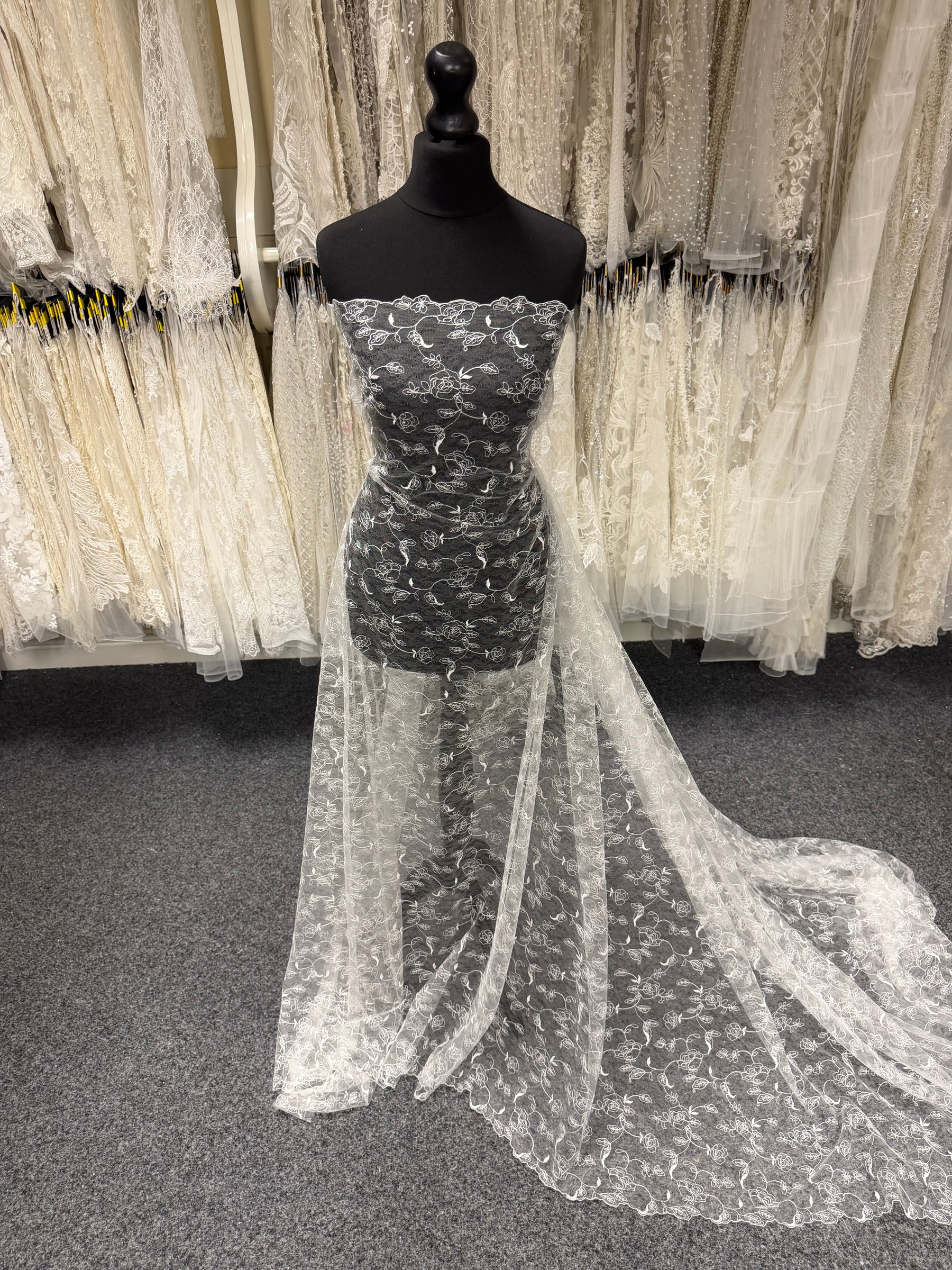 Tulle brodé ivoire - P808