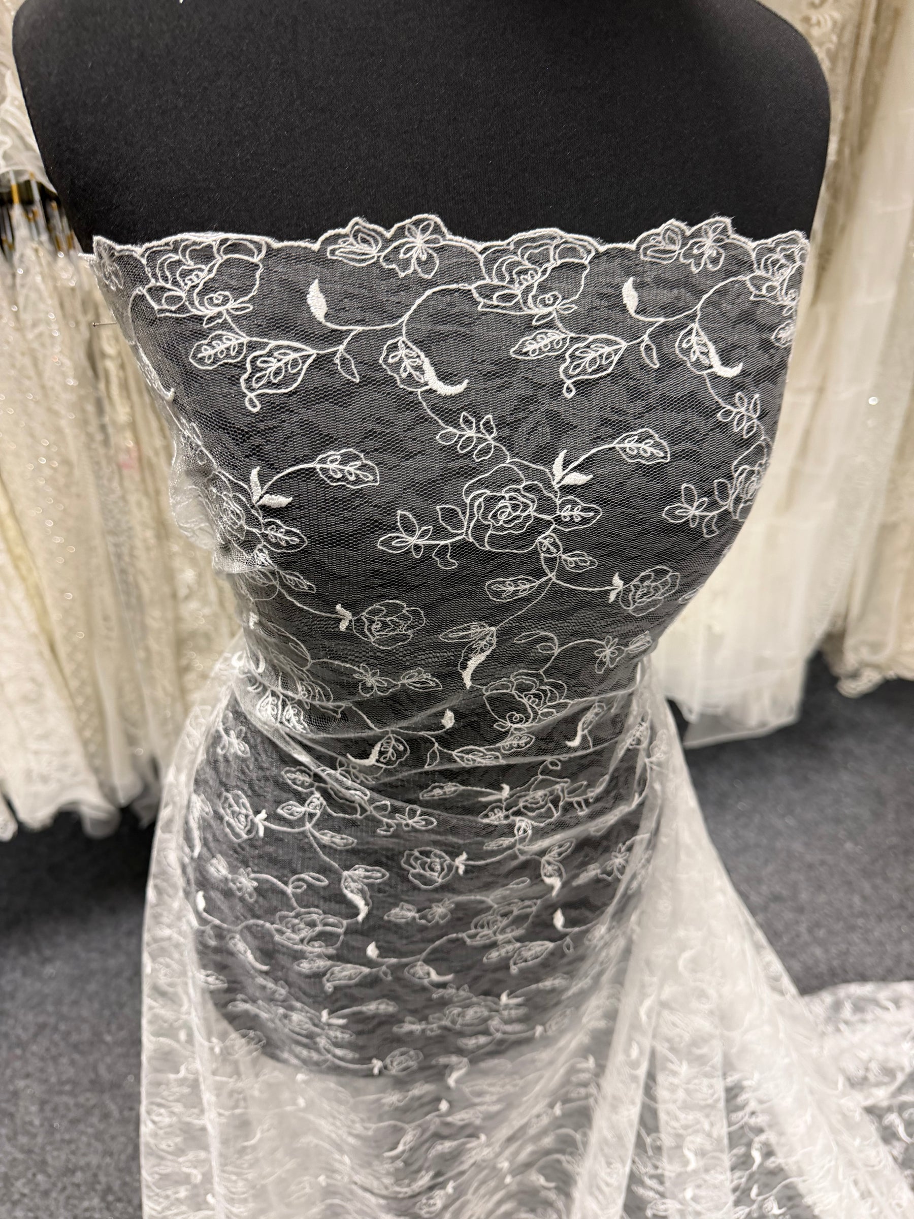 Tulle brodé ivoire - P808