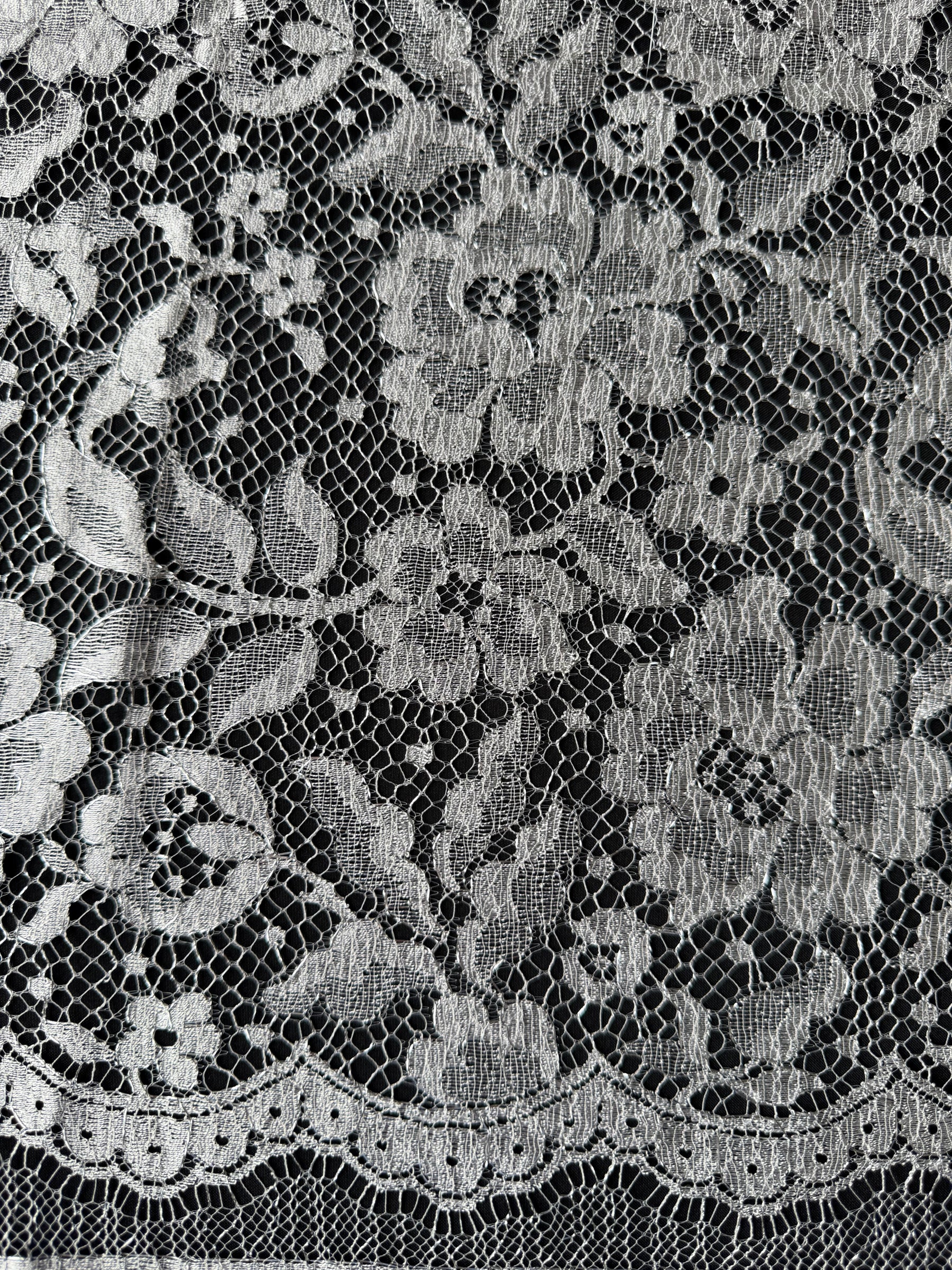 Dentelle de Chantilly ivoire et argent - P178