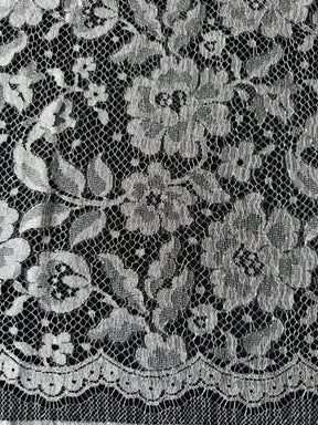 Dentelle de Chantilly ivoire et argent - P178