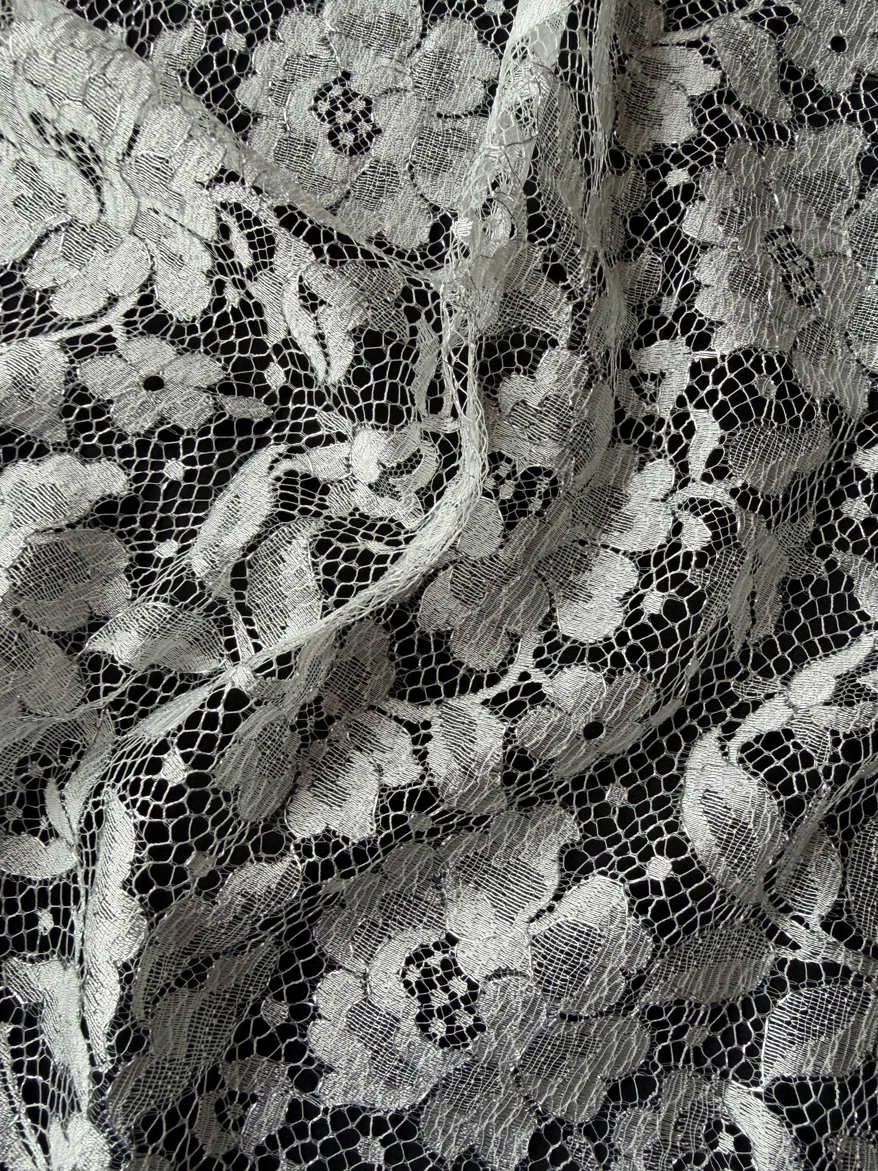 Dentelle de Chantilly ivoire et argent - P178