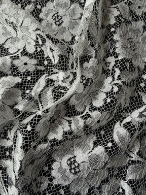Dentelle de Chantilly ivoire et argent - P178
