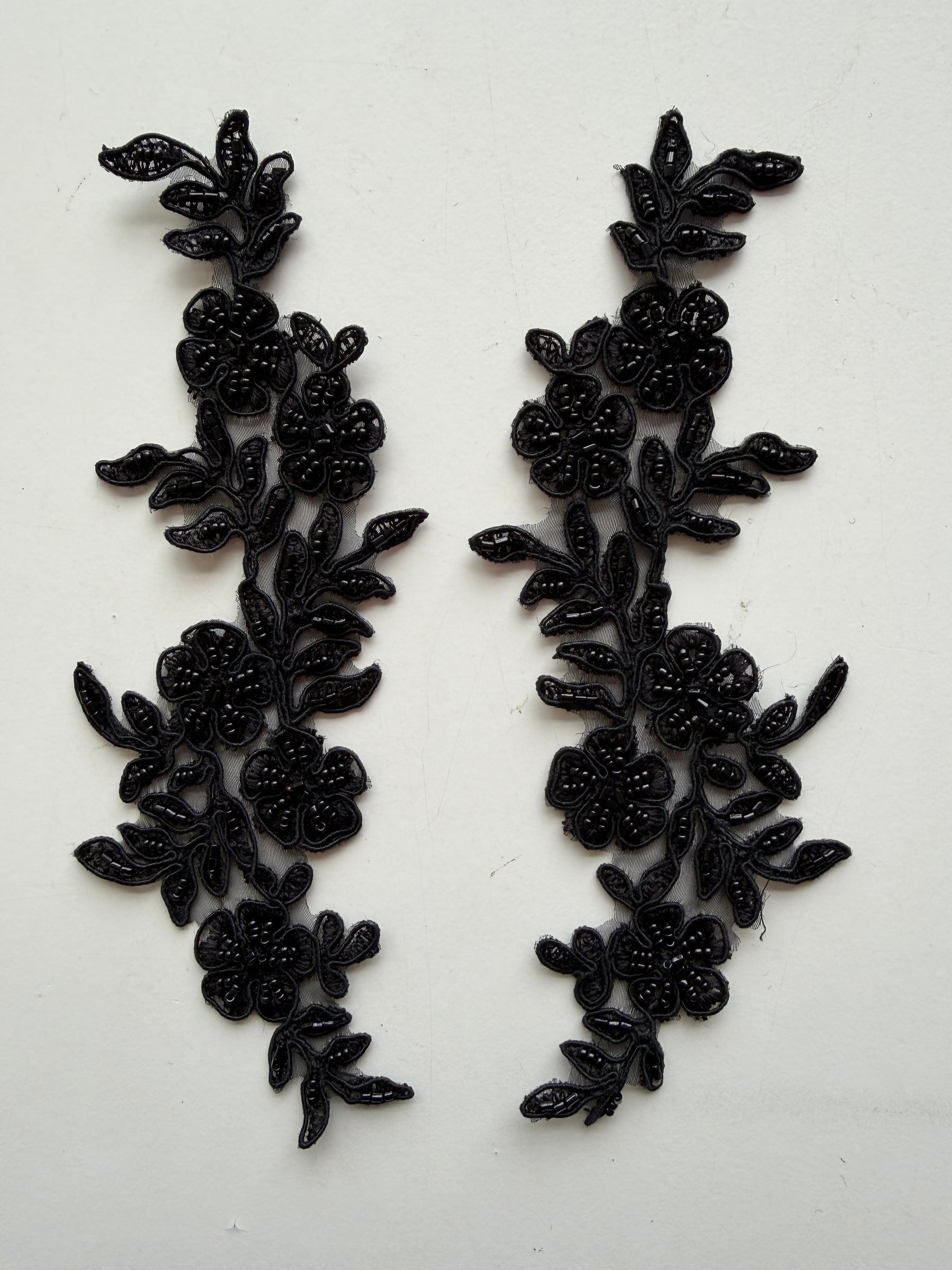 Applications en dentelle perlée noire – T26