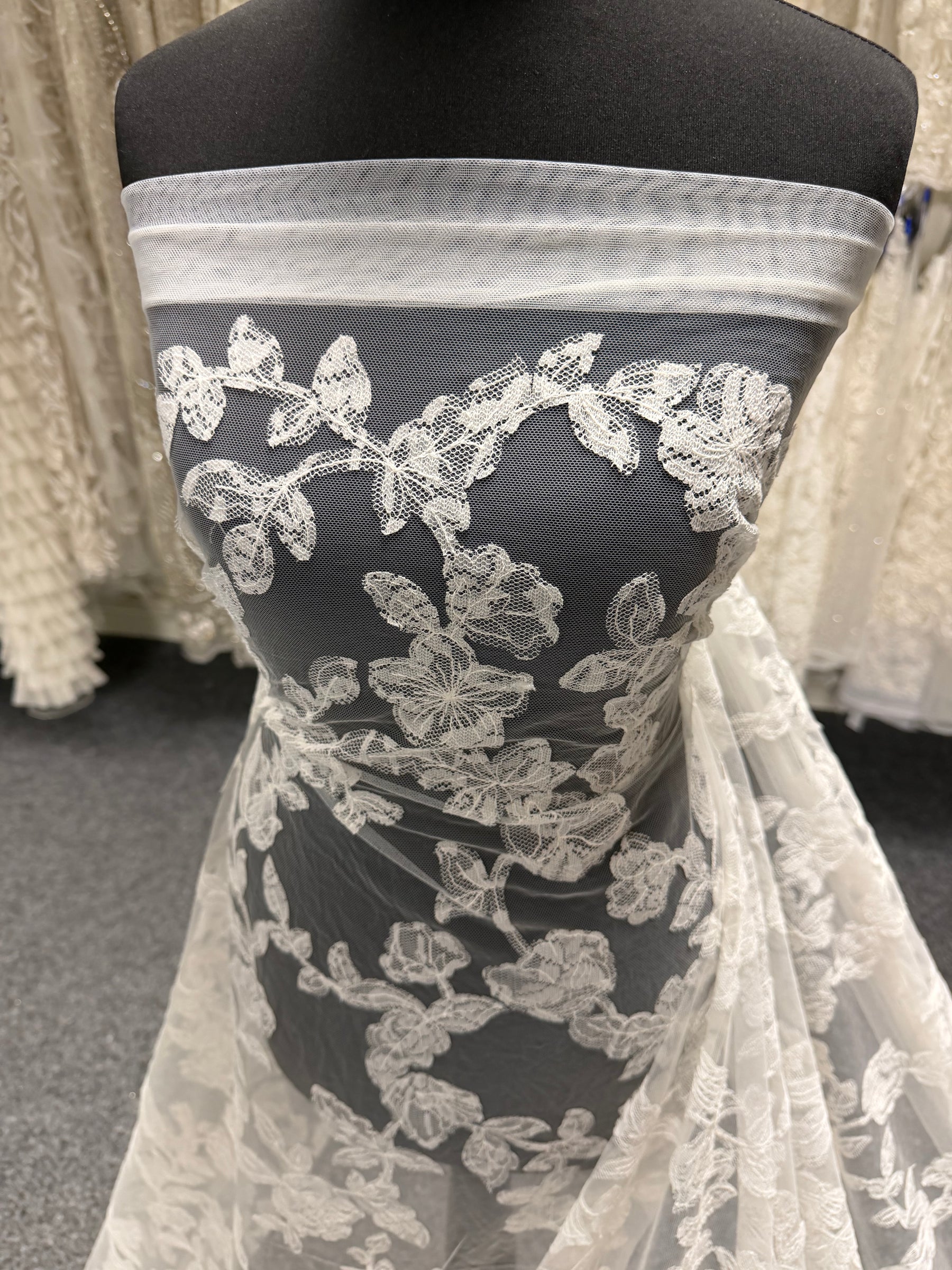 Dentelle brodée contemporaine ivoire - EB5041